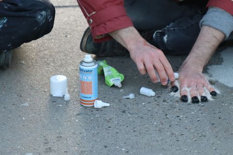 Immer wieder kleben sich Klimaaktivisten an Straßen fest. Foto: Rene Priebe/dpa