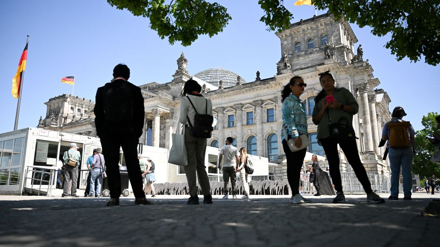 Die Eingangcontainer werden im kommenden Jahr abgebaut. (Archivbild) Foto: Sebastian Christoph Gollnow/dpa