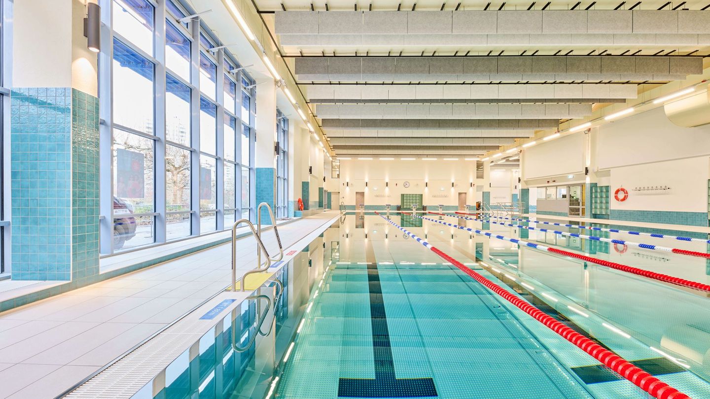 Die Becken der Berliner Schwimmbäder bleiben an Weihnachten und Silvester leer. (Archivbild) Foto: Andreas Labes/Berliner Bäderb