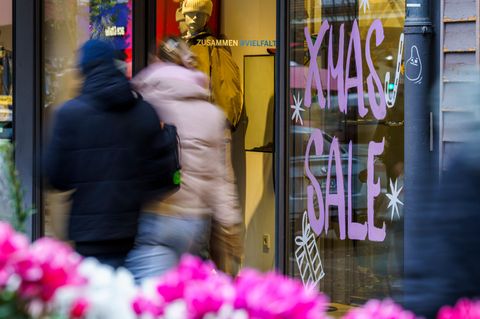 Viele Kunden schauten im Weihnachtsgeschäft stark auf Preise und Rabatte. Foto: Andreas Arnold/dpa