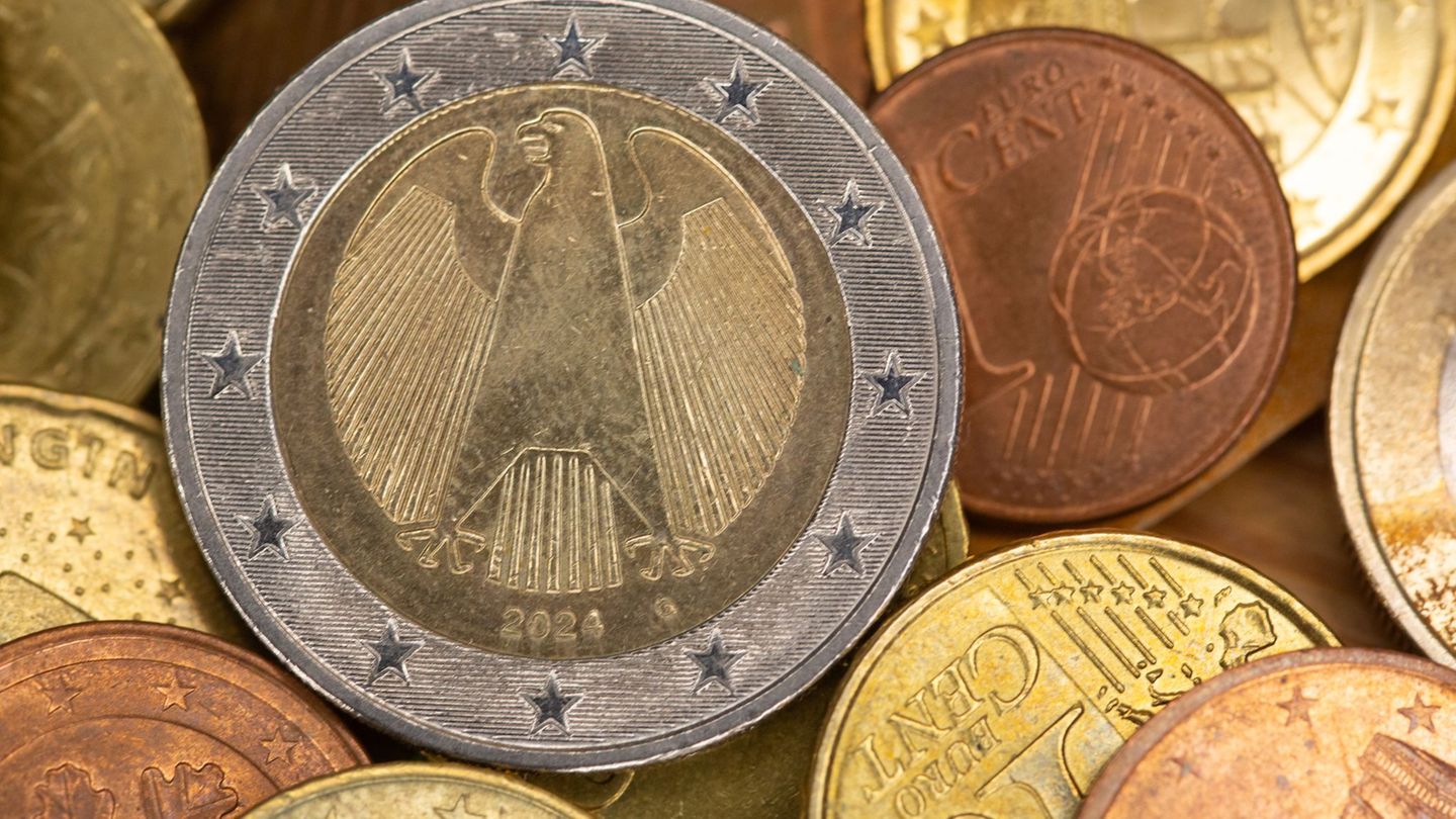 Die Eurostaaten stellen Jahr für Jahr neue Münzen im Milliardenwert her. (Symbolbild) Foto: Fernando Gutierrez-Juarez/dpa