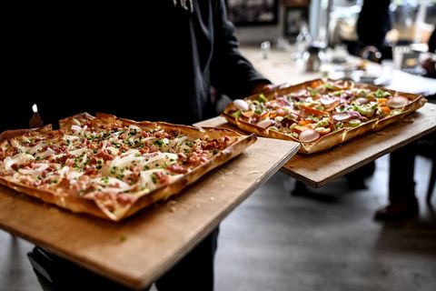 Auch die Mehrwertsteuer auf Flammkuchen sinkt ab 1. Januar, wenn er denn in einem Restaurant serviert wird. Foto: Britta Pederse