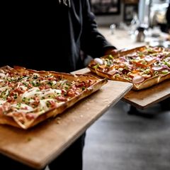 Auch die Mehrwertsteuer auf Flammkuchen sinkt ab 1. Januar, wenn er denn in einem Restaurant serviert wird. Foto: Britta Pederse