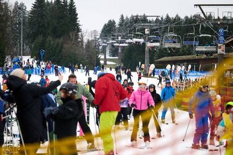 Andrang herrscht bereits an der Sesselbahn "Rauher Busch". Foto: Bernd Thissen/dpa