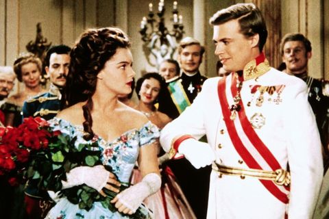 Der österreichische Kaiser Franz Joseph (Karlheinz Böhm) bittet Sissi (Romy Schneider) um ihre Hand - Szene aus dem Film "Sissi"