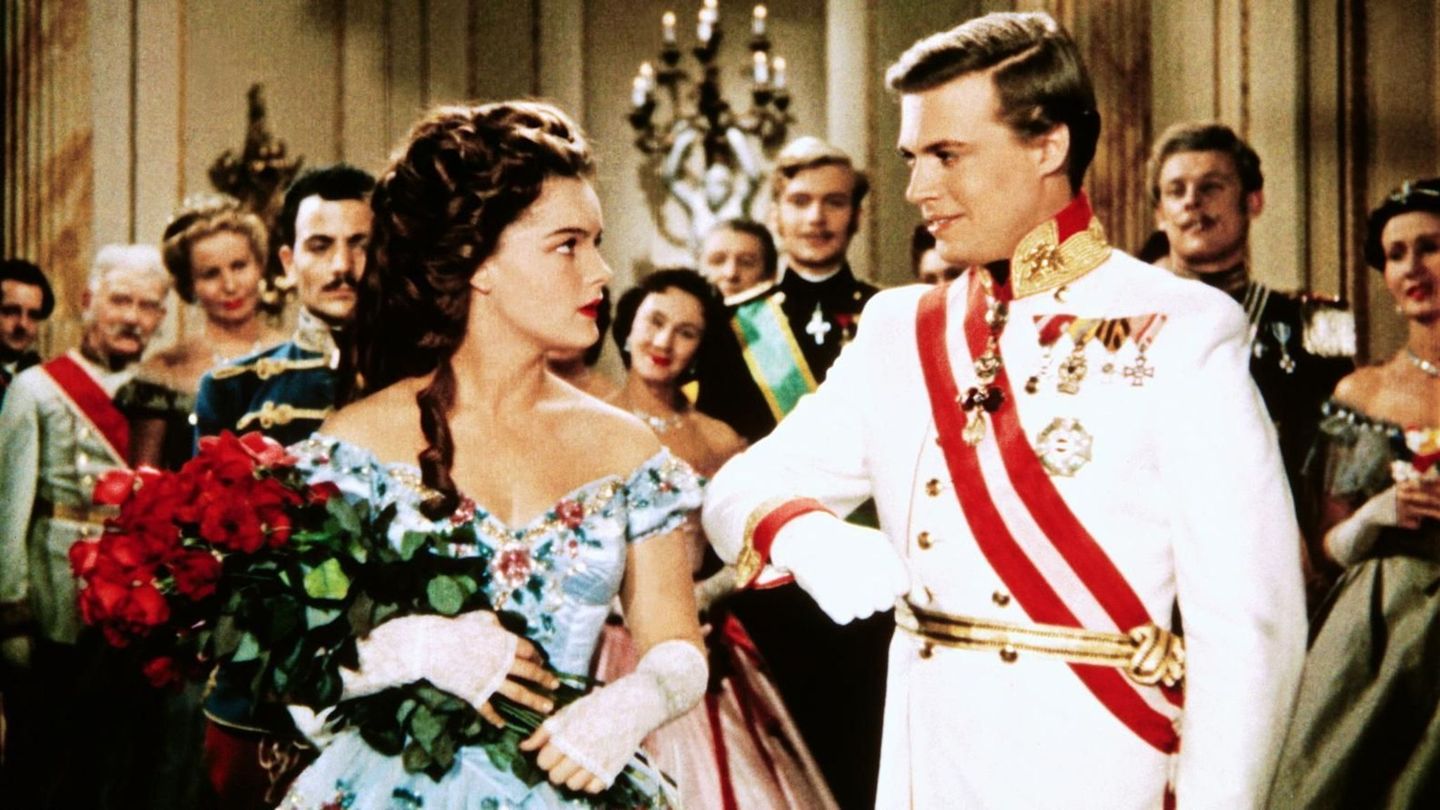 Der österreichische Kaiser Franz Joseph (Karlheinz Böhm) bittet Sissi (Romy Schneider) um ihre Hand - Szene aus dem Film "Sissi"