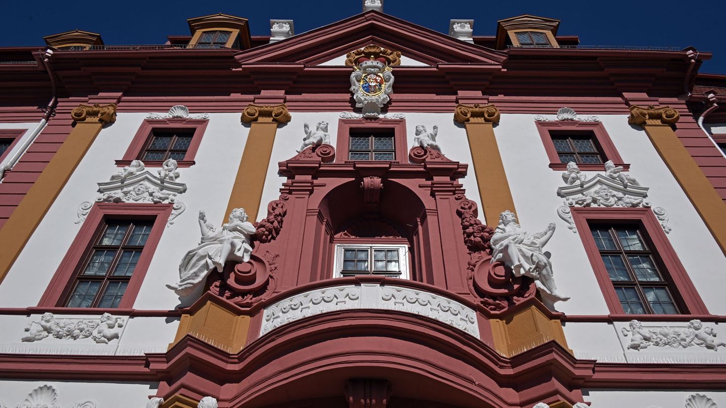 Seit 1995 ist die zwischen 1711 und 1720 errichtete einstige Kurzmainzische Statthalterei Sitz der Thüringer Staatskanzlei und d