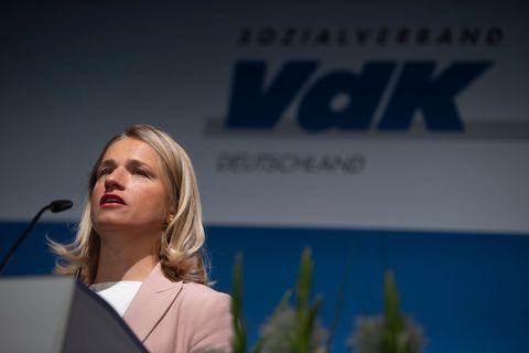 Verbandspräsidentin Verena Bentele: Einsamkeit zu Weihnachten ist schmerzlich. (Archivbild) Foto: Christophe Gateau/dpa