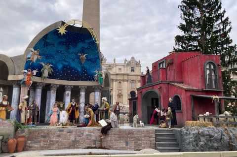 Die Krippe am Petersplatz lockt derzeit zahlreiche Besucher an. Foto: Sabine Dobel/dpa