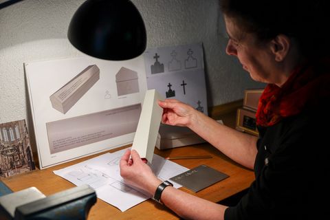 Den Sarg hat Trekel im Modell angefertigt. Foto: Jan Woitas/dpa