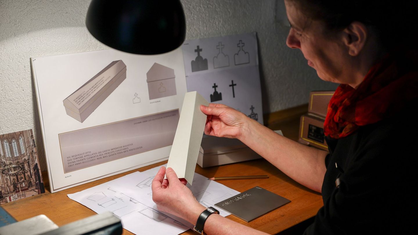 Den Sarg hat Trekel im Modell angefertigt. Foto: Jan Woitas/dpa