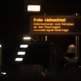 Eine beleuchtete Anzeige wünscht frohe Weihnachten