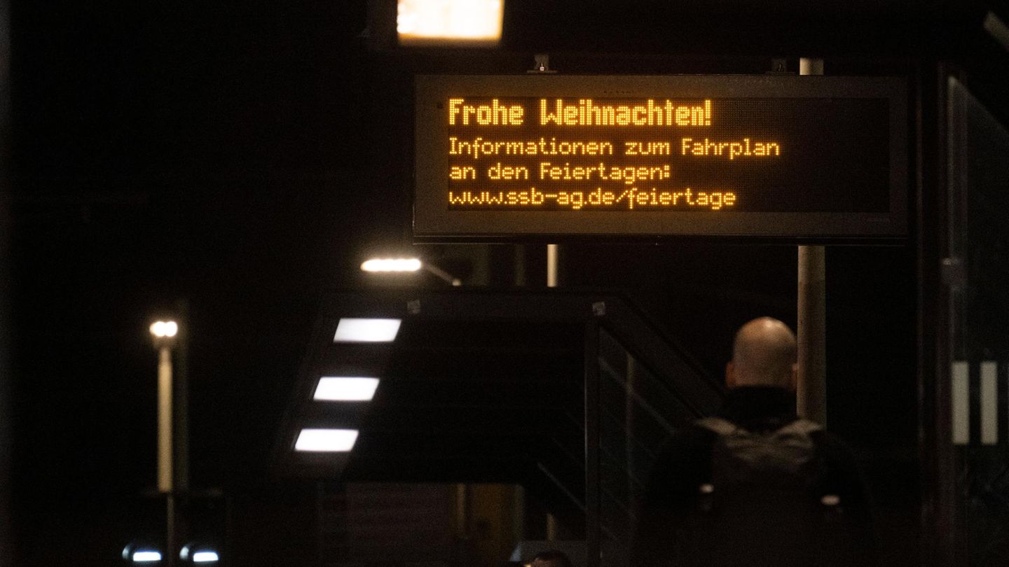 Eine beleuchtete Anzeige wünscht frohe Weihnachten