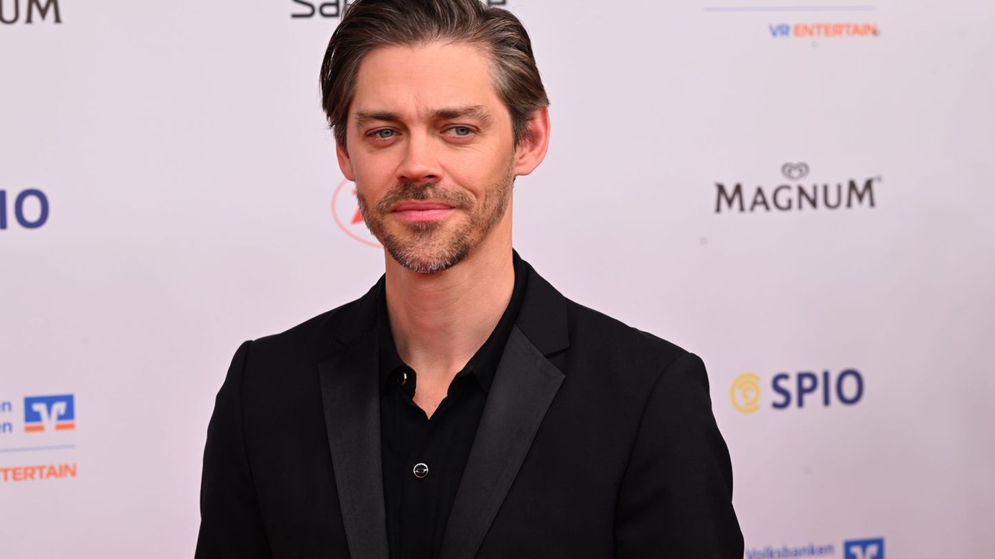 Wieder ist Tom Payne im Part des Rob Cole zu sehen. (Archivfoto) Foto: Felix Hörhager/dpa