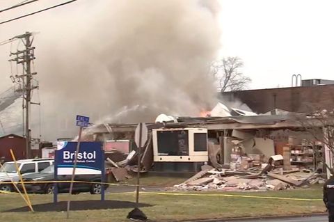 Rettungskräfte sind nach einer Explosion in einem Pflegeheim am Brandort