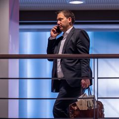 Finanzminister Lars Klingbeil (SPD) muss im Alltag viel Zeit am Handy verbringen - und will es an Weihnachten bewusst ausschalte