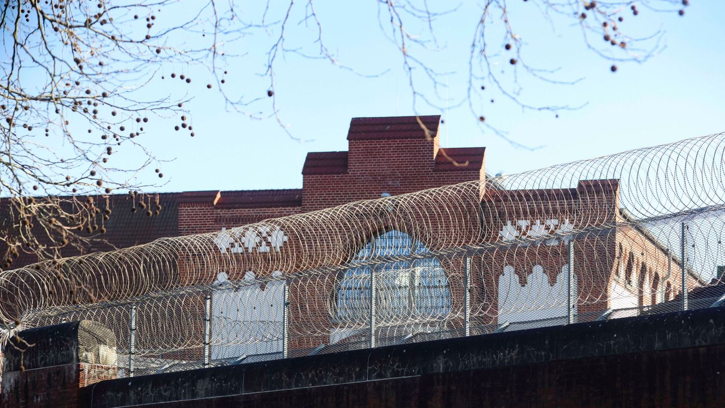 Von der Decken dankte den JVA-Bediensteten: "Mit ihrem Einsatz gestalten sie den Gefangenen die Weihnachtszeit so angenehm, wie