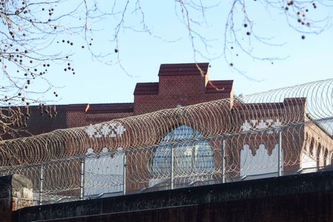 Von der Decken dankte den JVA-Bediensteten: "Mit ihrem Einsatz gestalten sie den Gefangenen die Weihnachtszeit so angenehm, wie