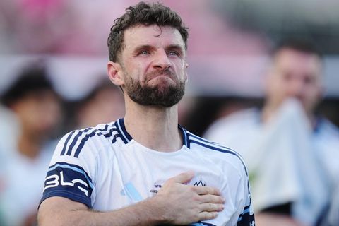 Thomas Müller von den Vancouver Whitecaps bedankt sich bei den Fans von Vancouver nach der Niederlage gegen Inter Miami