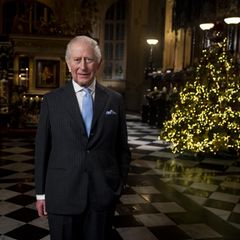 König Charles steht in der Westminster Abbey