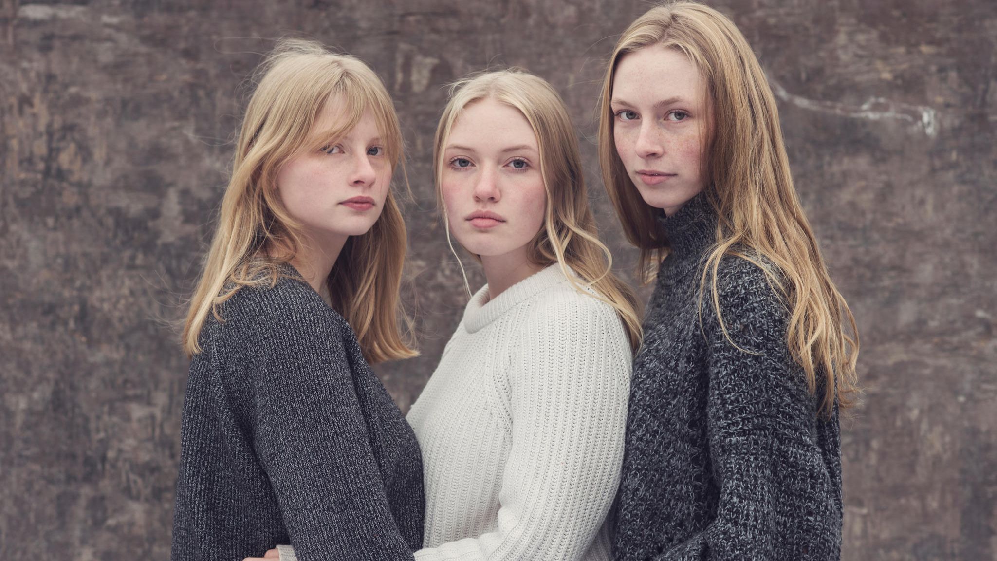 Pubertät: Drei Mädchen stehen eng beieinander (Symbolbild)