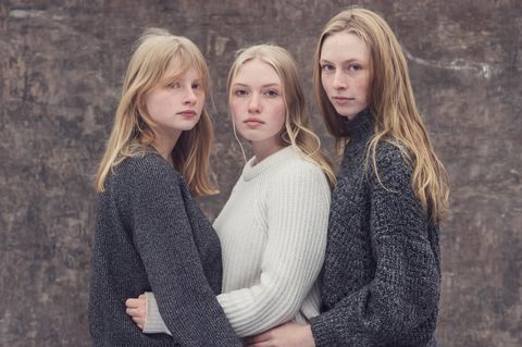 Pubertät: Drei Mädchen stehen eng beieinander (Symbolbild)