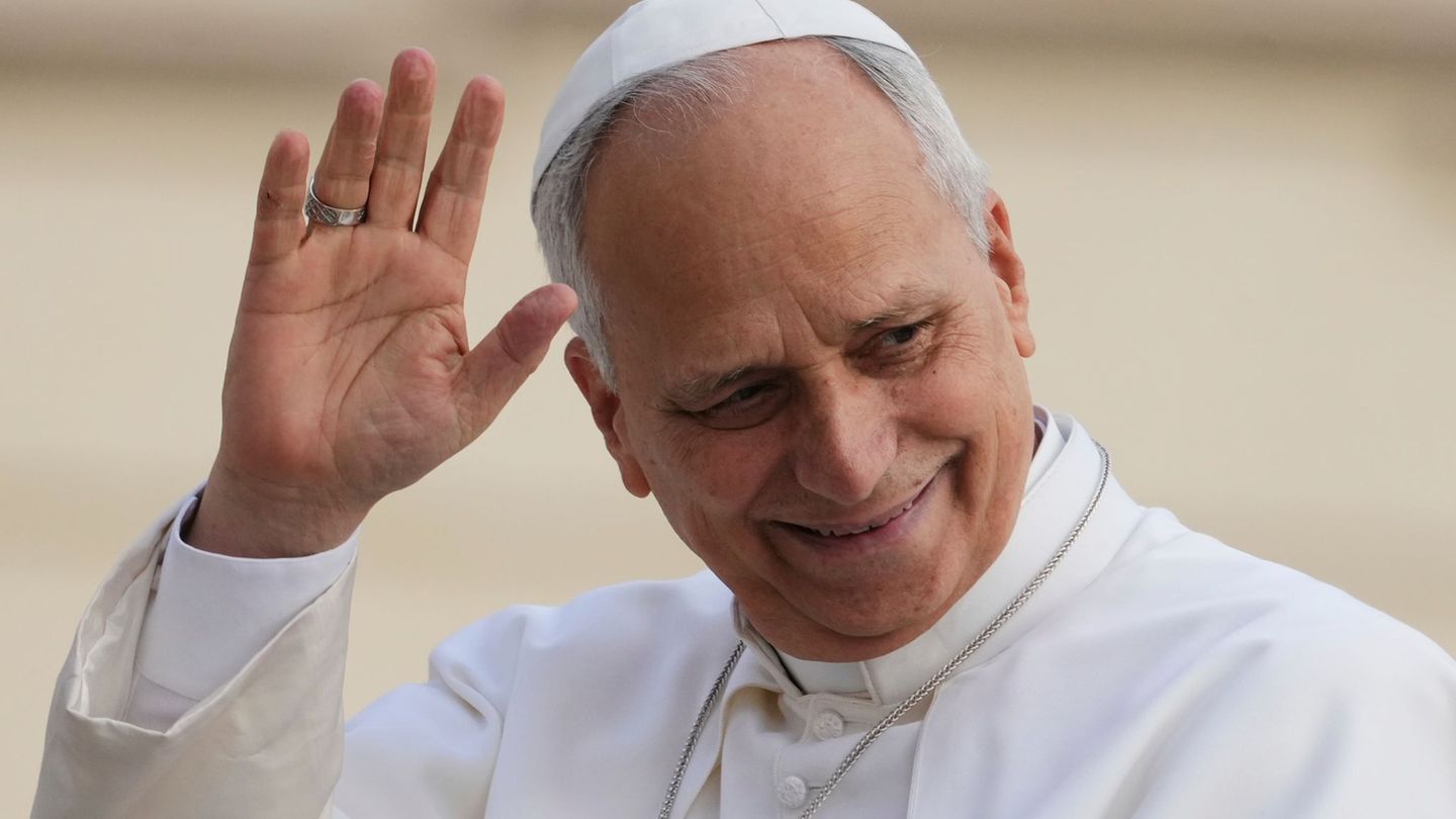 Papst Leo XIV. zelebriert seien erste Christmette. (Archivbild) Foto: Alessandra Tarantino/AP/dpa