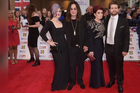 Kelly, Ozzy, Sharon und Jack Osbourne auf dem roten Teppich.