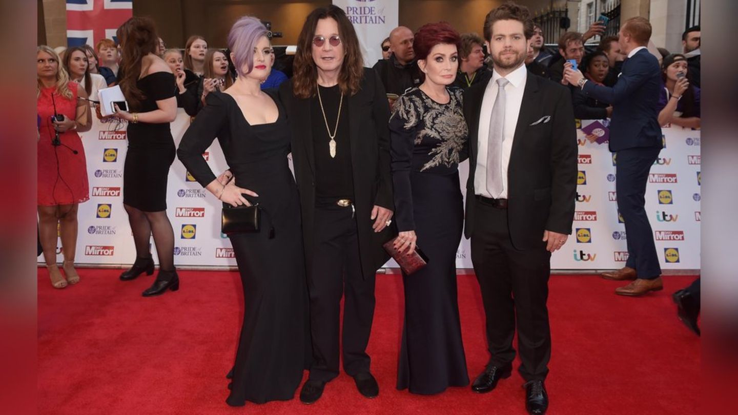 Kelly, Ozzy, Sharon und Jack Osbourne auf dem roten Teppich.