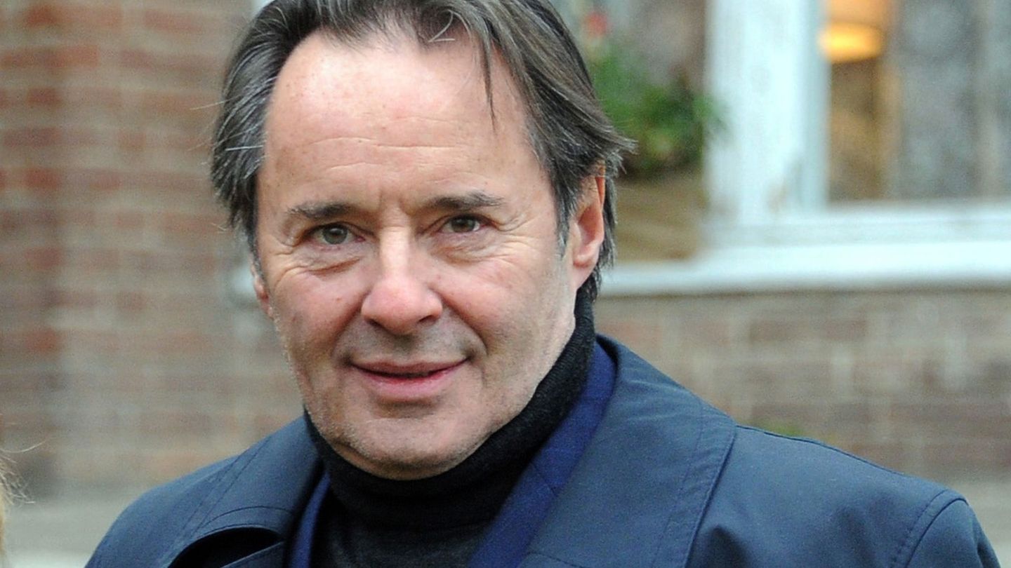 Uwe Kockisch - hier am Set - spielte auch in der ARD-Serie "Weissensee". Foto: Bernd Settnik/dpa