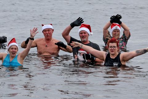 Zu Weihnachten wird im Senftenberger See gebadet. Foto: Bernd Wüstneck/dpa