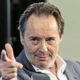 Uwe Kockisch gestikuliert