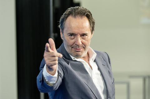 Uwe Kockisch gestikuliert