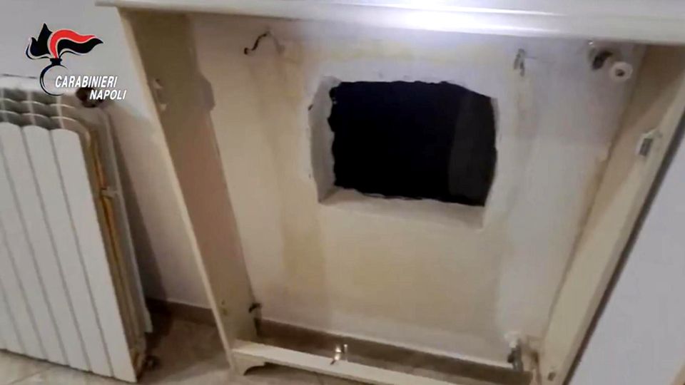 Polizei schnappt Mafiaboss – Video zeigt Versteck hinter einer Heizung