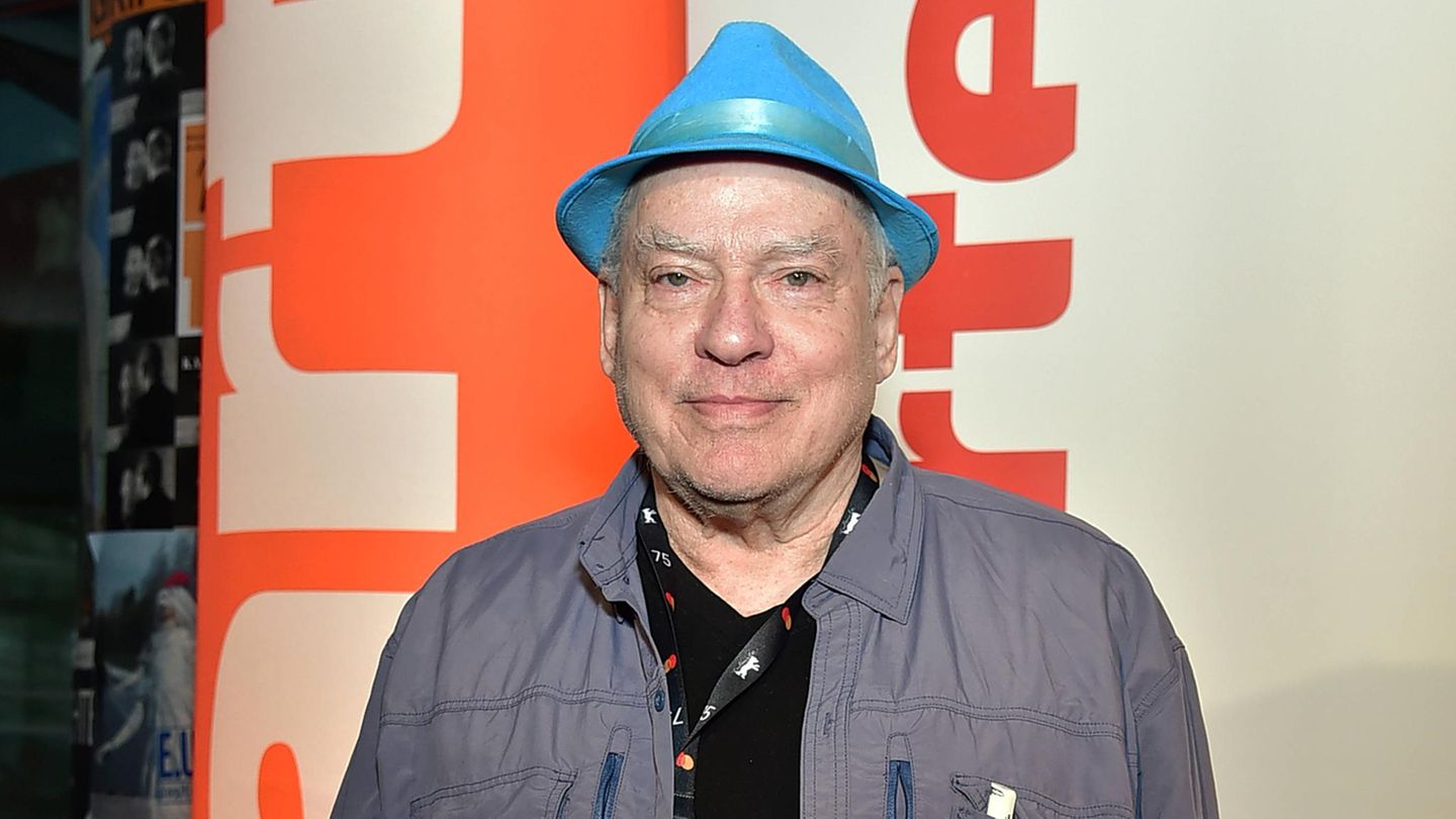 Rosa von Praunheim mit einem Bauhelm