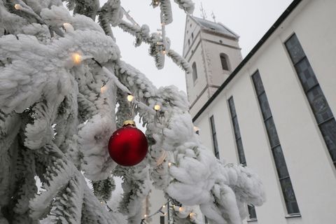 Auf dem Wallfahrtsberg "Bussen" in Oberschwaben fiel an Heiligabend etwas Schnee. Foto: Thomas Warnack/dpa