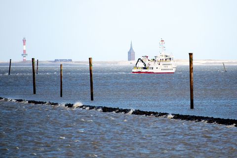 Wegen des Ostwindes und niedriger Wasserstände fallen Inselfähren teils aus oder fahren zu anderen Zeiten. (Archivbild) Foto: Ha