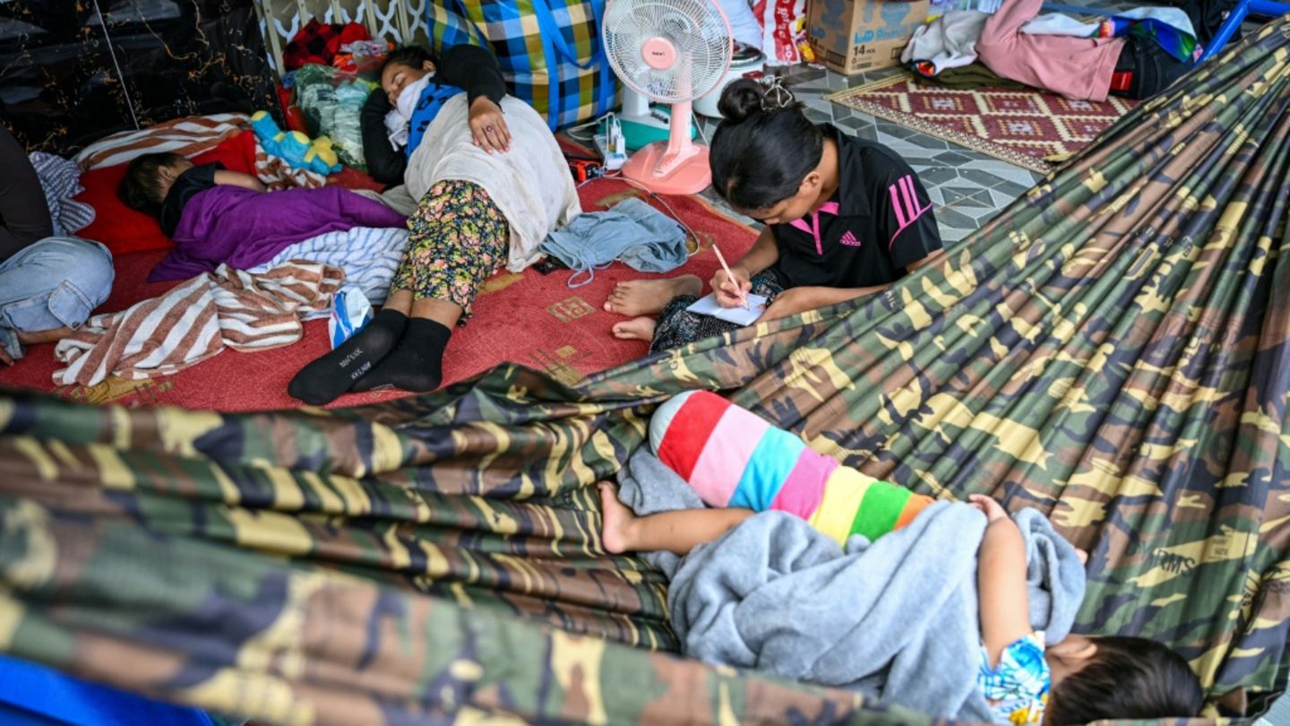 Durch den Konflikt aus ihrem Wohnort vertriebene Menschen