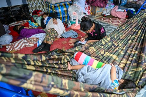 Durch den Konflikt aus ihrem Wohnort vertriebene Menschen