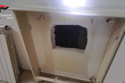 Hinter diesem Loch in der Mauer hatte der gesuchte Boss eines Camorra-Clans sein Versteck. (Handout) Foto: --/Carabineri Napoli/