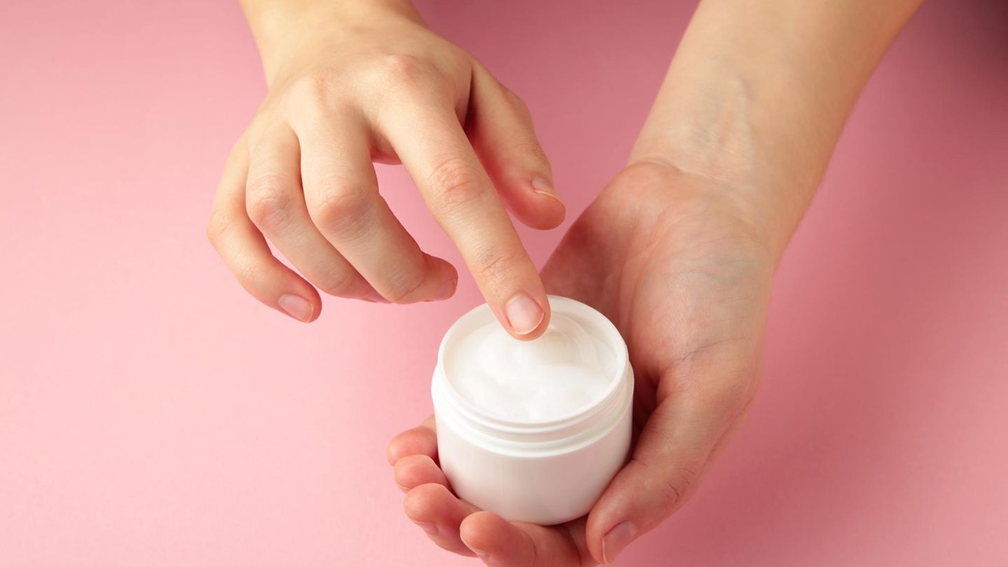 Produktversprechen bei Kosmetik: Was die Aufschrift "von Hautärzten empfohlen" wirklich bedeutet