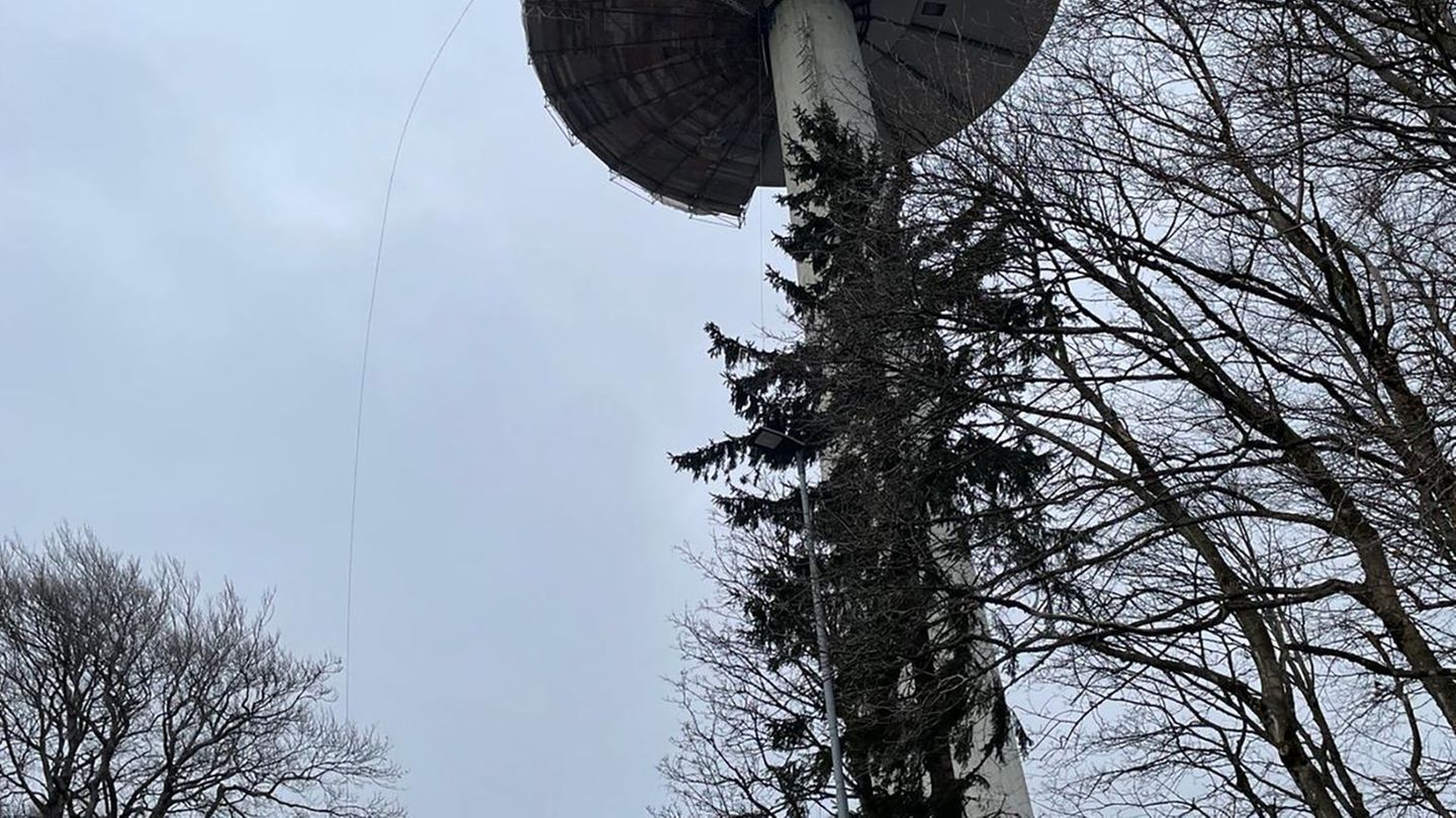 Am Fernmeldeturm auf dem Hoherodskopf im Vogelsberg haben sich in der Nacht wohl durch Sturm mehrere Gerüstteile gelöst und sind