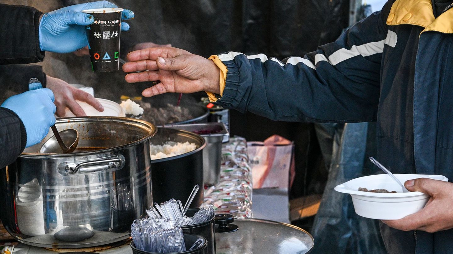 Vorbild Frank Zander: Am Leopoldplatz verteilten einige Imbisse kostenloses Essen. Foto: Jens Kalaene/dpa