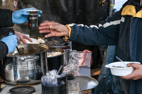 Vorbild Frank Zander: Am Leopoldplatz verteilten einige Imbisse kostenloses Essen. Foto: Jens Kalaene/dpa