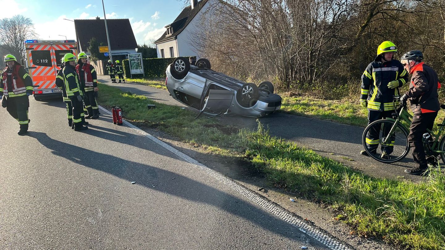 Das Auto der 18-Jährigen landete auf dem Dach. Foto: Polizei Mönchengladbach/dpa