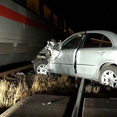 Das Auto stand auf dem Bahnübergang und wurde von einem ICE erfasst. Foto: Markus Wüllner/dpa