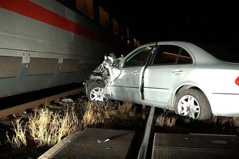 Das Auto stand auf dem Bahnübergang und wurde von einem ICE erfasst. Foto: Markus Wüllner/dpa