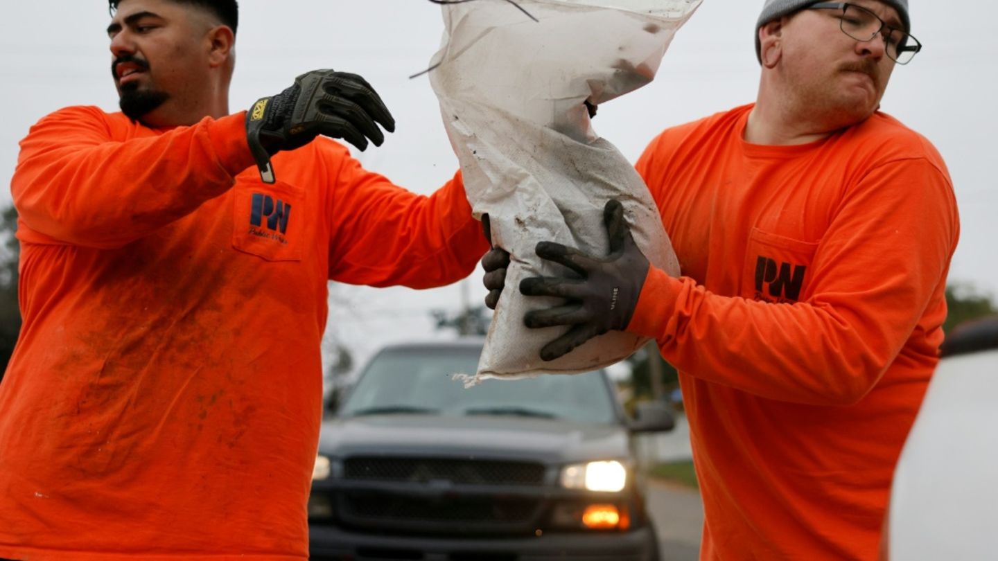 Hilfskräfte platzieren Sandsäcke in Altadena