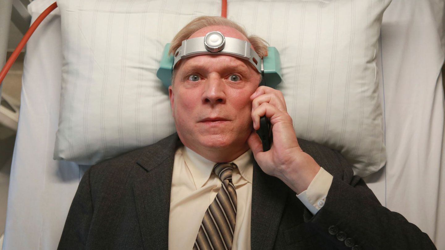 Felix Murot (Ulrich Tukur) verbindet in seinem 14. Fall zwei der beliebtesten Themen seiner etwas anderen Krimireihe miteinander: Traumwelten und verrückte Maschinen. Um ein vermisstes Kind zu finden, wird das Unterbewusstsein des Kommissars mit der einzigen Person zusammengeschaltet, die den Aufenthaltsort des Fünfjährigen kennt.