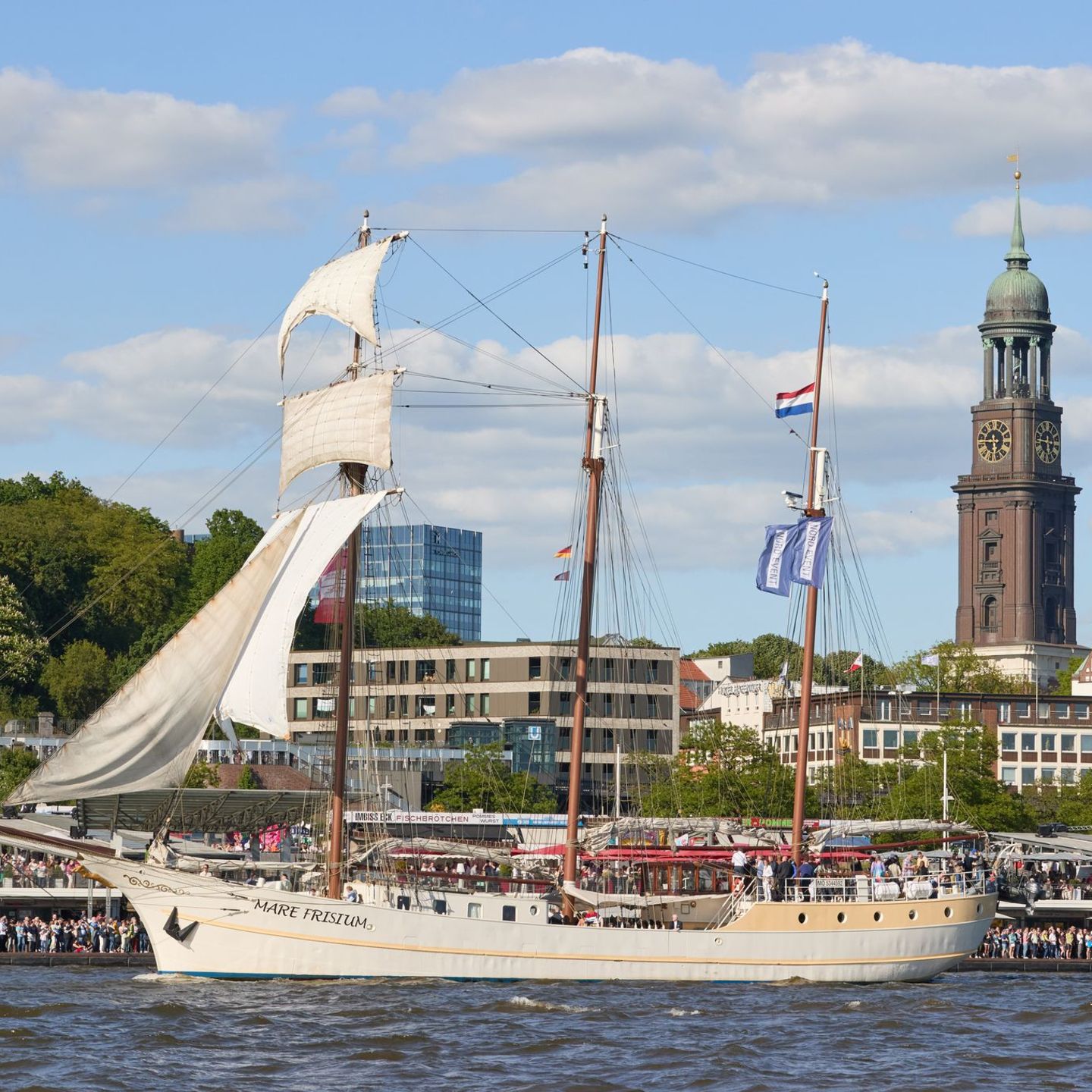 Feuer auf der Mare Frisium: Segelschiff brennt im Hamburger Hafen nahe  Elbphilharmonie | STERN.de